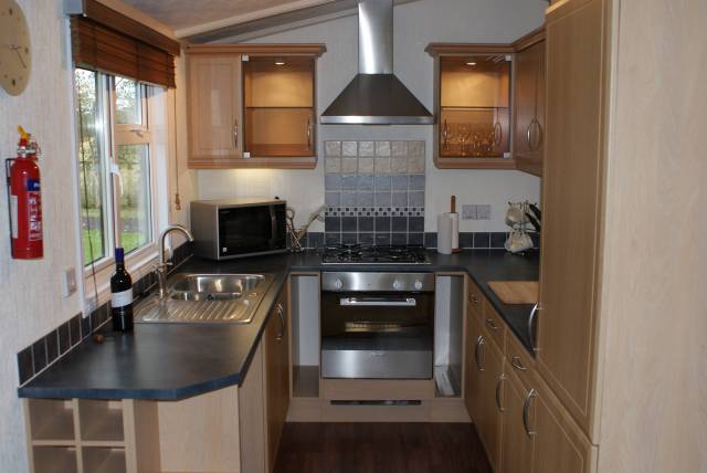 Lake Log Cabin - Fountain Lake Lodge - Kitchen area